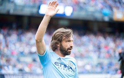 U游体育独家-佐默与球迷合影亲和力满分